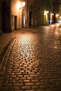 Czech共和国的夜街道尖锐的雕塑石图片