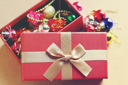圣诞松果礼盒背景图片