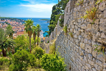 著名的赫瓦尔岛墙和港口风景达马提亚croati图片