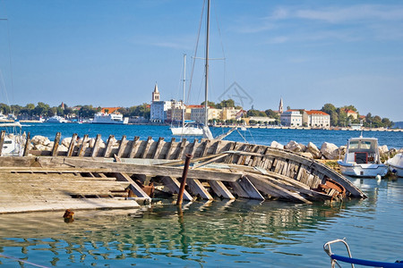 在扎达尔港马提亚croati的旧沉没木船图片