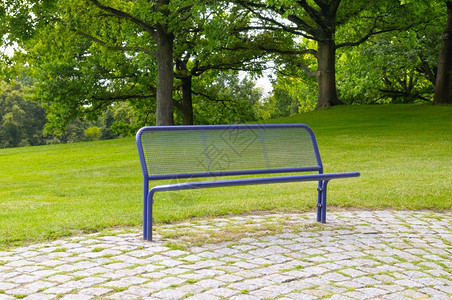 在夏季公园休息的长椅图片