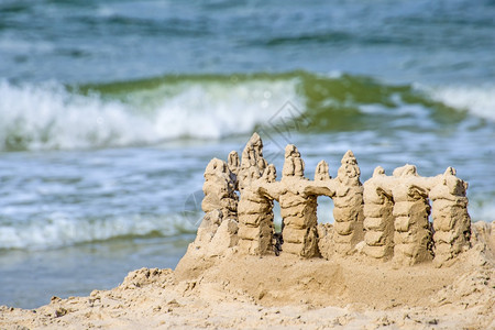 沙城堡在波兰的黄海沙滩上背景图片
