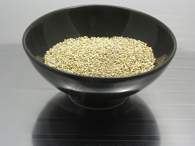 满碗的西瓜加奎诺阿以反射为交接的quinoa图片