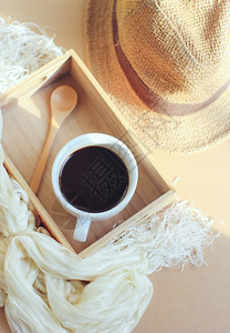 带黑咖啡和木托盘上勺子的黑咖啡和勺子反转过滤效应图片
