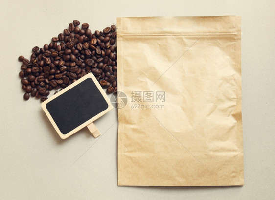 咖啡袋和带豆的空白黑板反向过滤效应图片