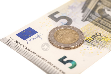 欧元硬币和钞票孤立图片