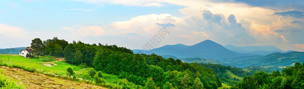 白的房屋山岳树木和草图片