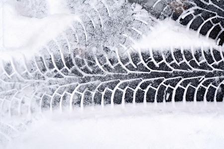 沥青路上的白雪车轮印记图片