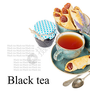 蓝色古年茶杯中的黑和白背景紫色花朵有文字空间图片