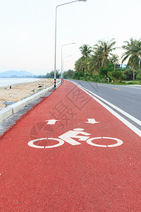 红色沥青路上的标志符号图片