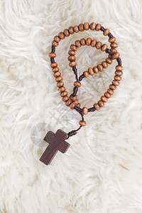 十字架项链关于羊毛的十字项链宗教概念是周五或复活节背景