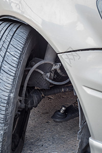 车祸对前轮轴和保险杠的撞击导致无法报理保险概念背景图片