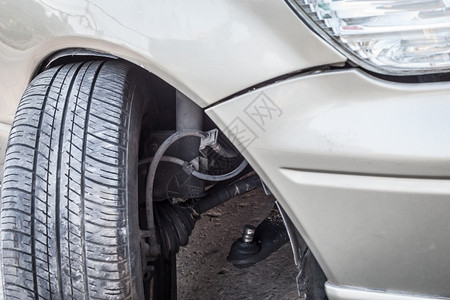车祸对前轮轴和保险杠的撞击导致无法报理保险概念图片