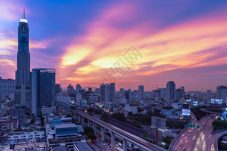 Bangko市夜间鸟瞰图图片