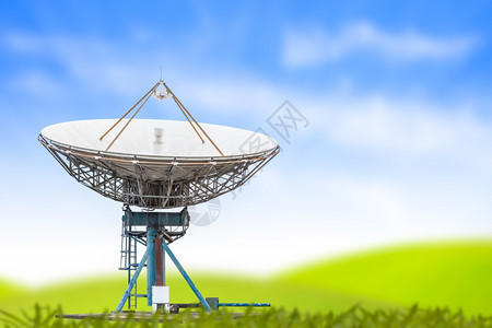 卫星天雷达大和蓝天草背景背景图片