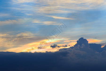 黎明时彩云的天空背景图片