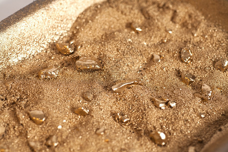 金蛋加沙子的泥浆洗碗盘上图片