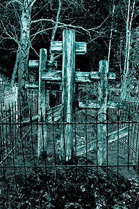 在一个没有月亮的夜晚3个木墓在坟围栏里图片