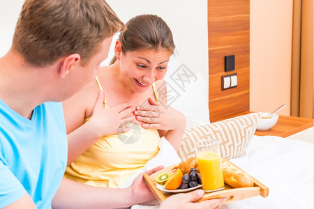 美女对丈夫准备的惊喜早餐感到惊喜图片