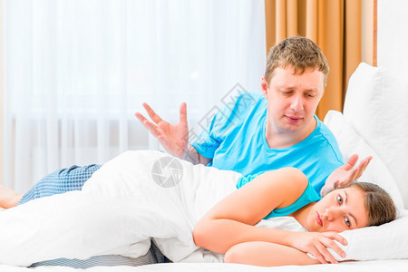 夫妻在床上争吵情感的高清图片素材
