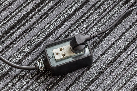 安全概念地毯板上装有电插头缆的座安全概念图片