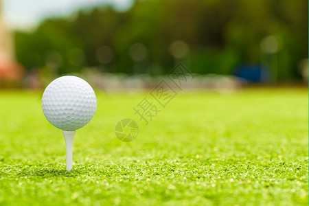 高尔夫球在踢上是合适的登记空间背景图片