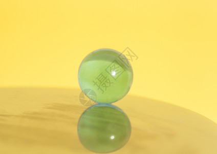 黄色背景的玻璃球图片