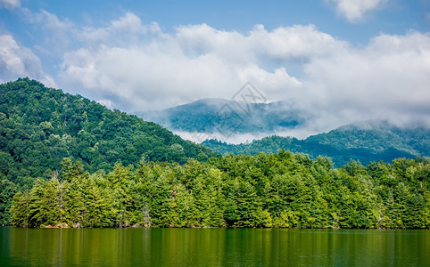 在大片烟雾山的桑特拉湖风景中图片