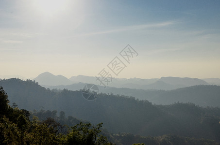 太阳遮在美色的迷雾山岳上图片