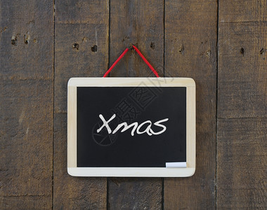 黑板挂在旧木墙上圣诞快乐图片