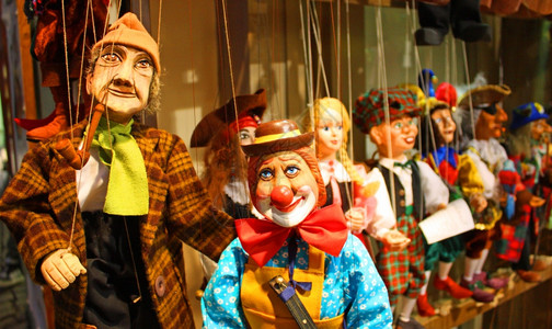 玩具商店由木制传统偶组成的背景