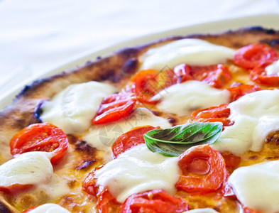 这是一个真正的意大利比萨饼传统的马格赫里塔比萨披在卡布里加尔柯克餐馆环球湾意大利图片