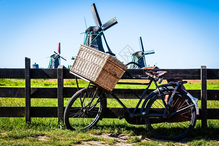 荷兰清晰而传统的地标自行车和磨坊图片