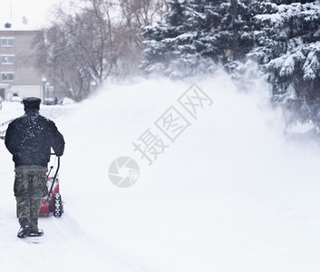 用吹雪机清除雪图片