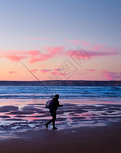 日落时在海边行走的土生长渔船图片
