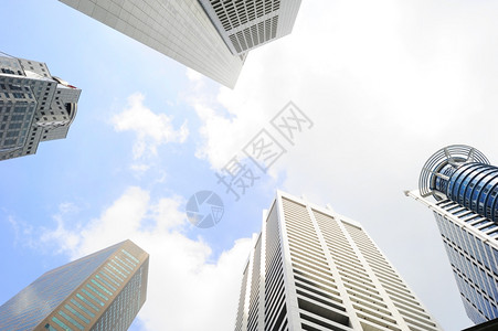 高升起的摩天大楼位于市中心的夏歌波天空上图片