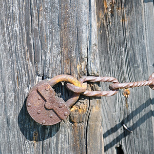 生锈钻机手柄门上挂的旧锁背景