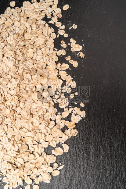 新鲜的粮粉黑板背景的燕麦复制空间图片