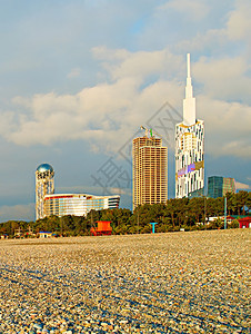 海滩附近的现代巴杜米河堤岸图片