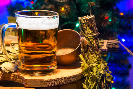 桑拿中轻啤酒和小树枝的杯子图片