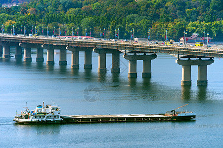 在乌克兰基辅帕顿桥附近的dnipro河上工业驳船图片