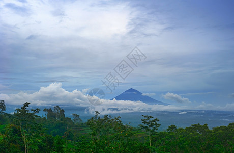 黄昏时火山喷发的巴里岛印地安人图片