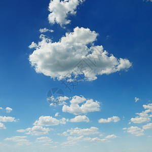 蓝天空和白积云图片
