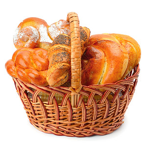 软欧面包以白色背景隔离的篮子中甜糖卷背景