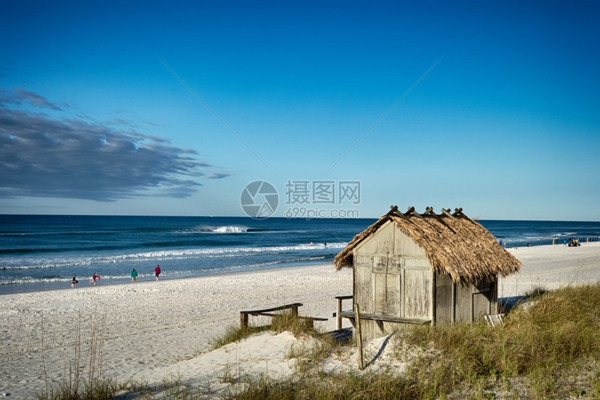 海洋上的沙滩Tik小屋条图片