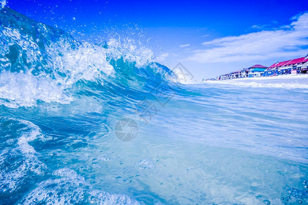 蓝色水晶流在海滩上坠落图片