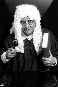男律师持有法官大锤和黑背景书籍的男律师肖像monchrme肖像图片