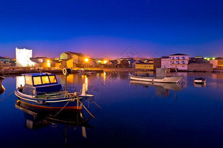 克罗地亚达尔马提亚黎明时分的亚得里亚海小镇拉扎纳克图片