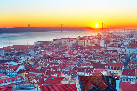 lisbon城市景色与日落时的太阳在天空中图片