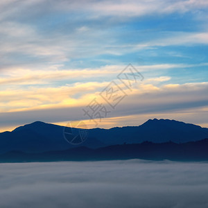 明亮的日出山谷雾地平线上山峰图片